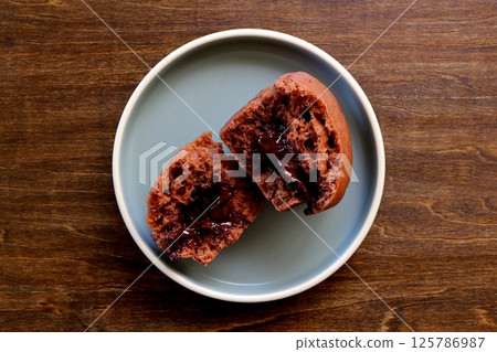 從上方俯瞰的手工巧克力軟糖饅頭 125786987