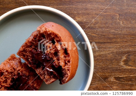 從上方俯瞰的手工巧克力軟糖饅頭 從上方俯瞰的手工巧克力軟糖饅頭 125786990