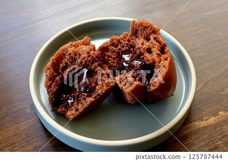 Handmade chocolate fondant steamed bread 125787444
