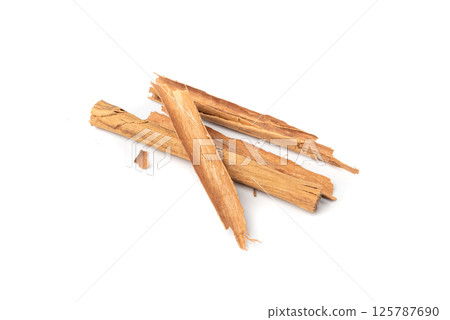Broken Ceylon Cinnamon Isolated, Cinnamomum Verum Bark, Zeylanicum, Real Cinnamon Sticks Broken Ceylon Cinnamon Isolated, Cinnamomum Verum Bark, Zeylanicum, Real Cinnamon Sticks 125787690
