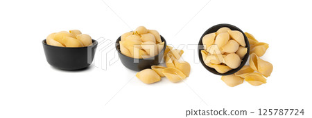 Raw conchiglioni pasta isolated. Dry conchiglie noodle in shell shape, big Italian macaroni 125787724
