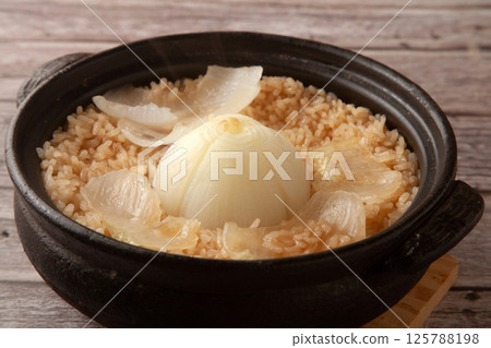 New onion rice cooked in a clay pot 125788198