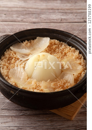 用陶鍋煮的新洋蔥飯 125788199