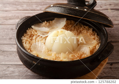 用陶鍋煮的新洋蔥飯 125788202