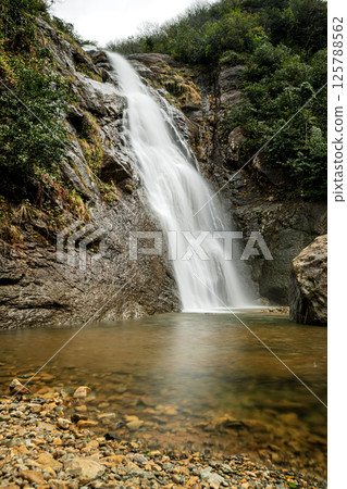 Agaran Waterfall is a waterfall located in Cayeli district of Rize province. Its source is Sairler Creek. 125788562