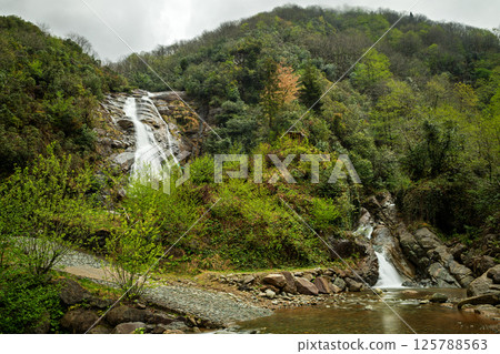 Agaran Waterfall is a waterfall located in Cayeli district of Rize province. Its source is Sairler Creek. 125788563