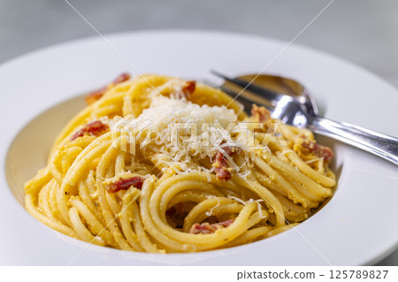 close up of spaghetti carbonara in white bowl close up of spaghetti carbonara in white bowl 125789827