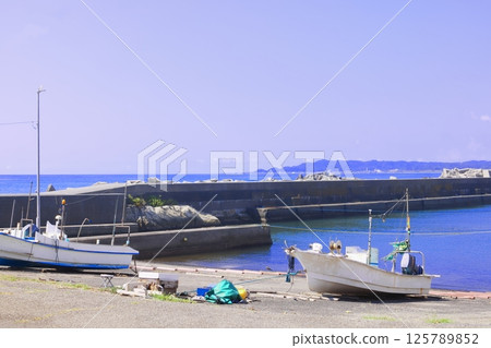 千葉縣南房總市和田町和田漁港的蔚藍大海 125789852