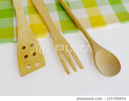 廚房用具、餐具、湯匙、木桌布 廚房用具、餐具、湯匙、木桌布 125789854
