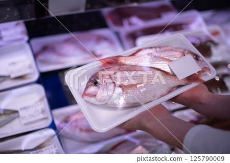 孩子的手拿著一包海鯛 125790009