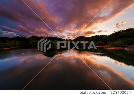 Dynamically changing scenery in the evening sky after the rain. Burning sky. South side toward Lake Nunome. At Nunome Dam in Nara. 125790034