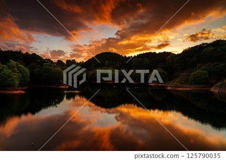 Dynamically changing scenery in the evening sky after the rain. Burning sky. South side toward Lake Nunome. At Nara Nunome Dam.① Dynamically changing scenery in the evening sky after the rain. Burning sky. South side toward Lake Nunome. At Nara Nunome Dam.① 125790035