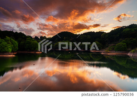 Dynamically changing scenery in the evening sky after the rain. Burning sky. South side toward Lake Nunome. At Nunome Dam in Nara.② Dynamically changing scenery in the evening sky after the rain. Burning sky. South side toward Lake Nunome. At Nunome Dam in Nara.② 125790036