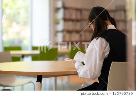 讀書的初中女孩 125790789