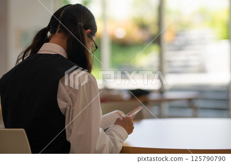 讀書的初中女孩 125790790