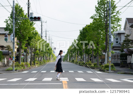 一名國中女生在行人穿越道上行走 125790941
