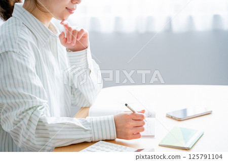 A woman holding a household account book A woman holding a household account book 125791104