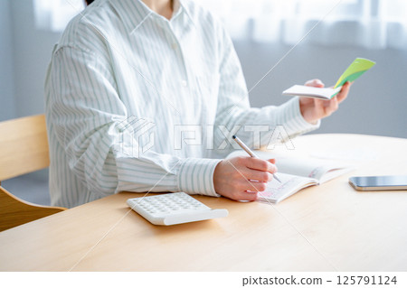 拿著家庭帳簿的婦女 拿著家庭帳簿的婦女 125791124