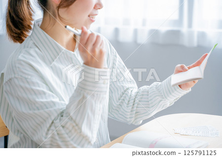 拿著家庭帳簿的婦女 拿著家庭帳簿的婦女 125791125