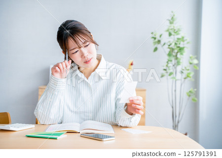 拿著家庭帳簿的婦女 125791391