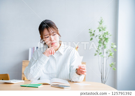 拿著家庭帳簿的婦女 125791392