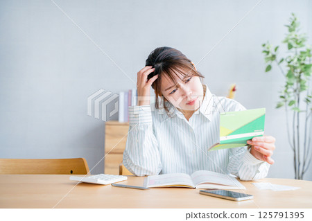 拿著家庭帳簿的婦女 125791395