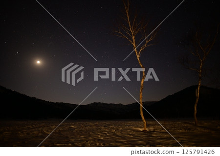 The snowy fields of Oze and the starry sky 125791426