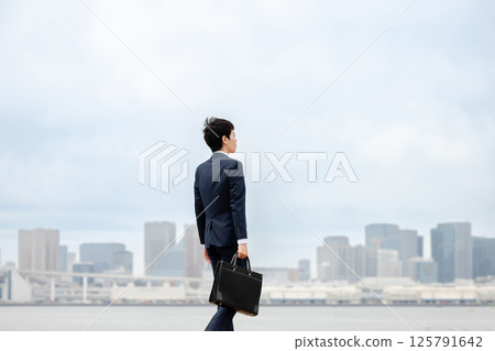 一位商人望向遠方的後視圖 125791642