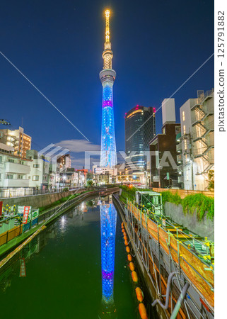 隅田川和東京晴空塔的倒影 125791882