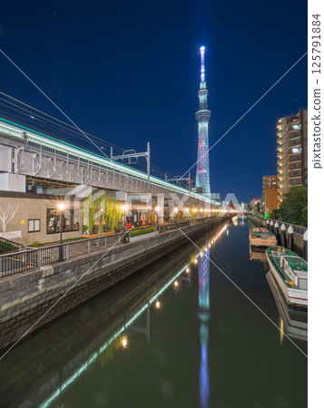 隅田川和東京晴空塔的倒影 125791884