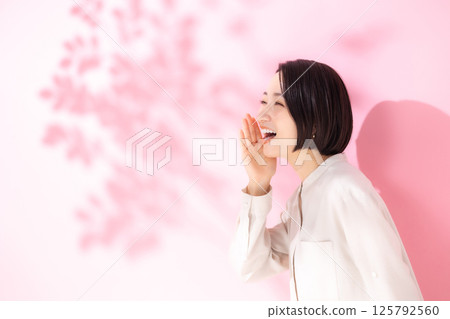 中年婦女打電話 125792560