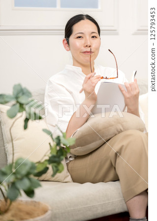 在沙發上看書的幸福女人| ©Steve Hutchins學習 |嗜好 |健康生活形象|蜜蜂女孩 |福利 125793453