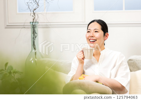 威爾比《窗邊的女人》-寧靜的午後 威爾比《窗邊的女人》-寧靜的午後 125794063