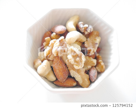 Mixed nuts healthy 125794152