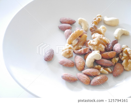 Mixed nuts healthy Mixed nuts healthy 125794161