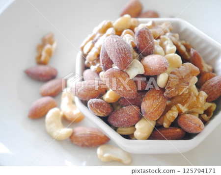 Mixed nuts healthy 125794171