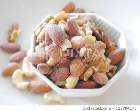 Mixed nuts healthy Mixed nuts healthy 125794173
