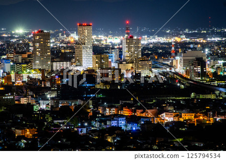 從八幡山展望台拍攝的福井市中心摩天大樓的夜景 從八幡山展望台拍攝的福井市中心摩天大樓的夜景 125794534