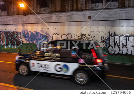 新宿大學警衛隊上運行的出租車 新宿大學警衛隊上運行的出租車 125794696