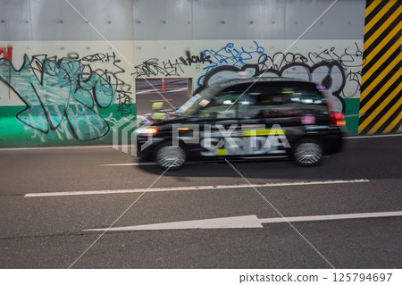 新宿大學警衛隊上運行的出租車 新宿大學警衛隊上運行的出租車 125794697