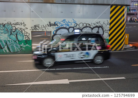 A taxi running on the Shinjuku University Guard 125794699