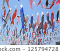 Carp streamers flying in the blue sky at Akutagawa Sakura Tsutsumi Park (photographed in April 2025 in Takatsuki City, Osaka Prefecture) 125794728