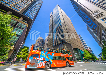 日本東京城市景觀：入境旅遊復興…從大手町站前十字路口看到的辦公大樓景色=5月3日 125795457