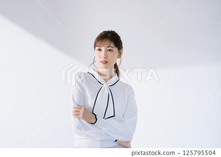 Woman portrait @ office casual 125795504