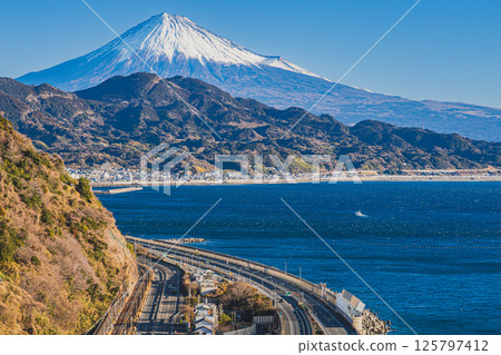 從靜岡市薩埼嶺（靜岡縣）眺望富士山和駿河灣 125797412