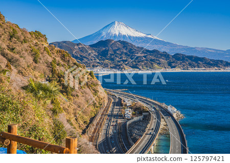 從靜岡市薩埼嶺（靜岡縣）眺望富士山和駿河灣 125797421