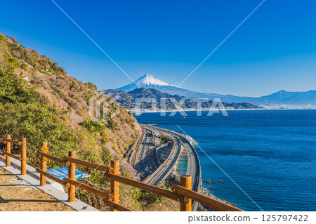 從靜岡市薩埼嶺(靜岡縣)眺望富士山和駿河灣 從靜岡市薩埼嶺(靜岡縣)眺望富士山和駿河灣 125797422