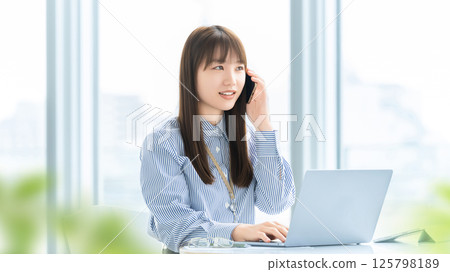 微笑的女人/女商人在智慧型手機上交談 微笑的女人/女商人在智慧型手機上交談 125798189