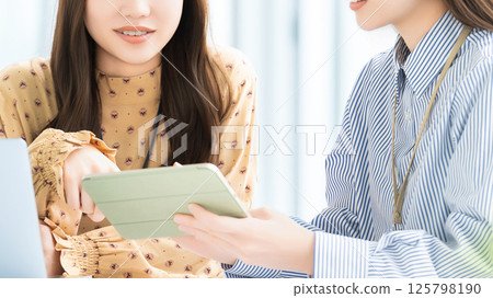 兩個女商人開會 兩個女商人開會 125798190