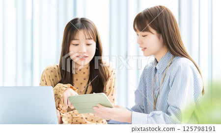 Two women/businesswomen having a meeting 125798191